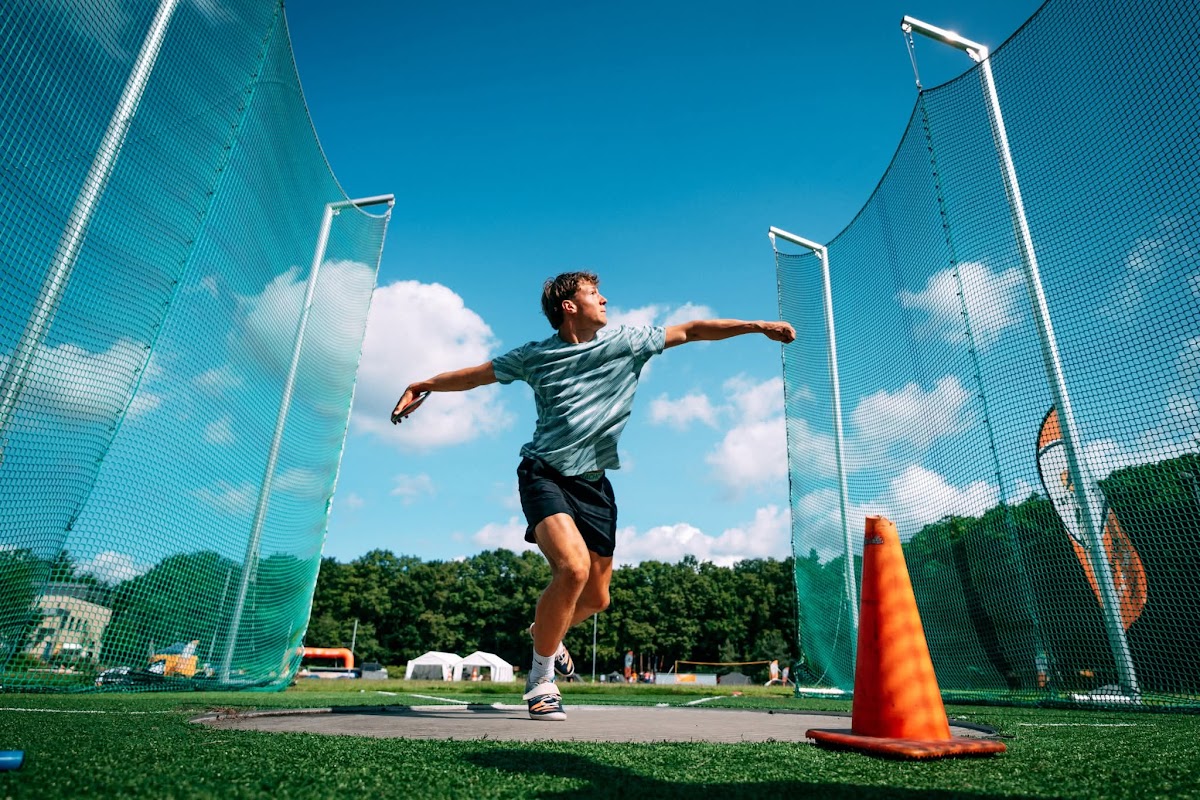 Tobias werpt de discus in zijn atletiekjaren
