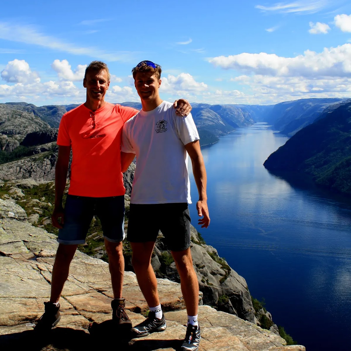 Tobias wandelt hoog boven een Noors fjord