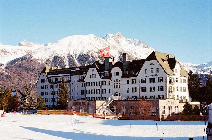 Wintersporthotel onder de bergen in St. Moritz