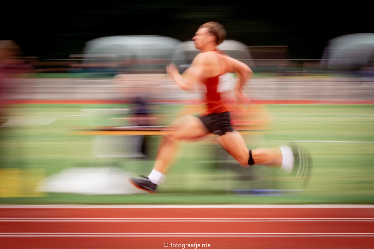 Tobias sprint op de atletiekbaan